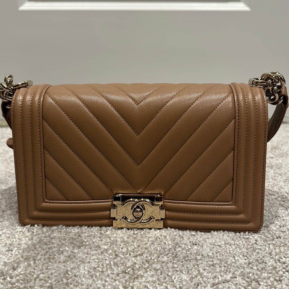 EUC Chanel boy chevron old medium in caviar LGHW